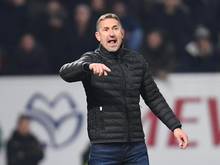 Trainer Achim Beierlorzer hat nach der Niederlage seiner Mainzer beim FC Augsburg den Schiedsrichter kritisier
