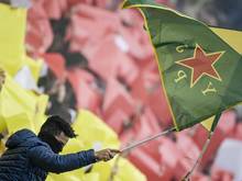 Pauli-Fans hatten Fahnen der kurdischen Frauenverteidigungseinheiten YPJ geschwenkt
