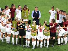 Phil Neville (M), Trainer der englischen Frauen-Fußball-Nationalmannschaft, im Gespräch mit den Spielerinnen