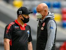 Paderborns Trainer Steffen Baumgart (l.) und sein Kollege Uwe Rösler im Gespräch