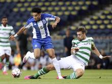 Nicht zu stoppen: Portos Luis Diaz (l.) setzt sich gegen Sebastian Coates durch
