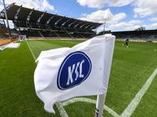 Eine Flagge mit dem Logo von Karlsruher SC ist im Stadion mit leeren Tribünen zu sehen