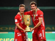 Tun mit ihrer Spendenaktion "We kick Corona" Gutes: Joshua Kimmich (l) und Leon Goretzka