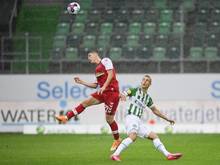 Freiburgs Roland Sallai (l) im Zweikampf mit Miro Muheim vom FC St. Gallen