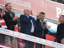 Auf der Ehrentribüne hielt die Führungsriege des FC Bayern nicht den Abstand von 1,50 Meter ein