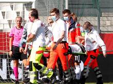 Nationalspielerin Giulia Gwinn wird verletzt vom Platz getragen und ins Krankenhaus gebracht