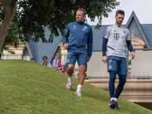 Bayern-Trainer Hansi Flick (l) und Torwart Sven Ulreich (r) im Trainingslage