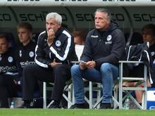 Bielefelds Co-Trainer Peter Nemeth (1. Reihe, l-r) und Chef-Trainer Uwe Neuhaus sitzen am Spielfeldrand