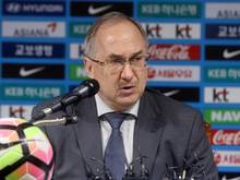 Fußballtrainer Uli Stielike gibt eine Pressekonferenz