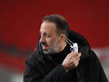 Stuttgarts Trainer Pellegrino Matarazzo nimmt seine Maske vor dem Spiel ab