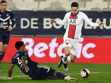 Bordeaux-Verteidiger Edson Mexer (M) kämpft mit Julian Draxler (r) von Paris Saint-Germain um den Ball