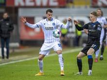 Karlsruhes Philip Heise (l) und Paderborns Chris Führich kämpfen um den Ball