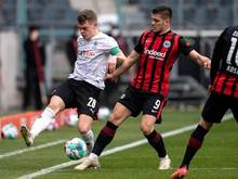 Gladbachs Matthias Ginter (l) lässt seine Zukunft bei den Fohlen offen