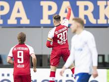 Freiburgs Christian Günter (M) traf gegen den FC Schalke 04 gleich doppelt