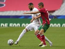 Wurde bei Frankreichs EM-Test gegen Bulgarien vorsorglich ausgewechselt: Karim Benzema (l)