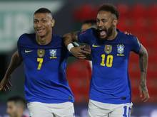 Führt Brasiliens Kader beim Copa América: Neymar (r) mit seinem Teamkollegen Richarlison