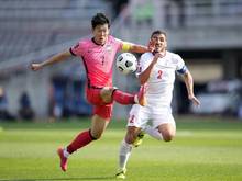 Südkoreas Son Heung-min (l) kämpft um den Ball gegen Libanons Kassem El Zein