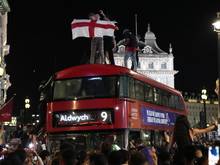 Englische Fans feiern auf einem Bus im Zentrum von London