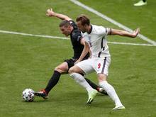 Robin Gosens (l.) im Zweikampf mit Englands Harry Kane