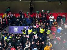 Ungarische Fans geraten in Wembley auf der Tribüne mit Polizisten aneinander