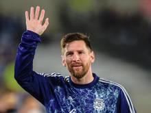 Argentiniens Lionel Messi winkt während des Trainings
