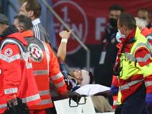 Der Nürnberger Tom Krauß wird verletzt aus dem Stadion getragen.
