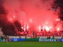 Antwerpener Fans brannten im Frankfurter Stadion Feuerwerkskörper ab