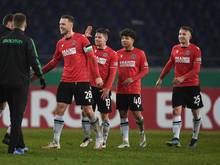 Hannovers Spieler klatschen sich nach dem Sieg gegen Mönchengladbach ab