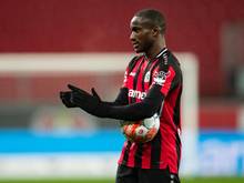 Leverkusens Moussa Diaby schnappte sich nach dem Schlusspfiff den Spielball