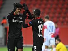 Leverkusens Mittelstürmer Emrehan Gedikli (l.) wechselt zum türkischen Erstligisten Trabzonspor