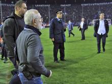 Iwan Savvidis (vorne), Besitzer und Präsident des Fußballclubs Paok Saloniki, geht mit einer Waffe am Gürtel auf den Platz