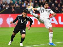 Deutschlands Emre Can kämpft mit Argentiniens Lautaro Martínez (l) um den Ball