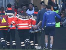 Der nächste Verletzte: Bielfelds Fabian Kunze wird verletzt vom Platz getragen