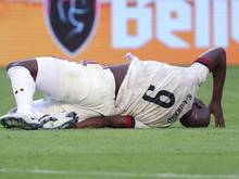 Belgiens Romelu Lukaku liegt verletzt am Boden