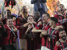 Die Spieler des AC Mailand jubeln mit dem Pokal über den Gewinn der italienischen Meisterschaft