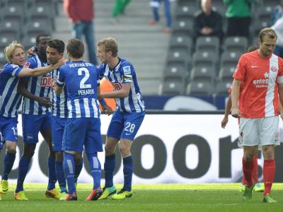 Die Spieler von Hertha BSC jubeln nach einem Treffer gegen Mainz. Foto: Ole Spata