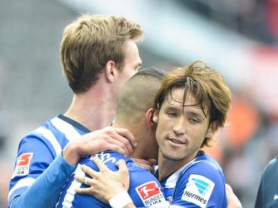 Hajime Hosogai (r.) freut sich mit Teamkameraden über einen Treffer Hajime Hosogai (r.) freut sich mit Teamkameraden über einen Treffer