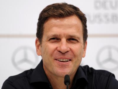 Oliver Bierhoff lässt sich zu Vertragsdetails nicht aus der Reserve locken Oliver Bierhoff lässt sich zu Vertragsdetails nicht aus der Reserve locken