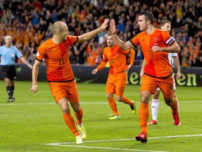 Robin van Persie (r) jubelt über den Treffer zum 1:0 für die Niederlande