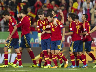 Die Spanier feiern den am Ende glücklichen 2:1-Sieg gegen Weißrussland. Foto: Montserrat T. Diez