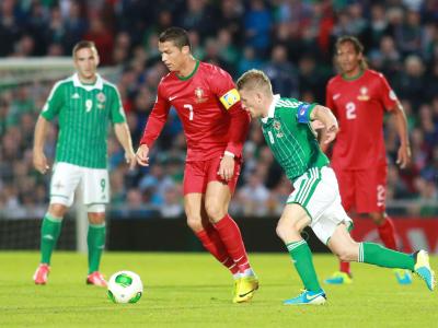 Christiano Ronaldo (M.) muss mit seinen Portugiesen in die Playoff-Spiele für die WM
