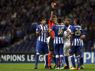 Portos Hector Herrera, im Trikot mit der Nummer 16, sieht die Gelb-Rote Karte