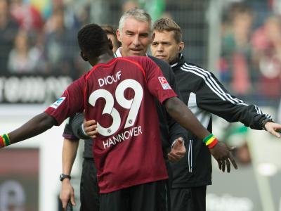 Hannovers Mame Diouf wird nach seiner Schwalbe von Trainer Mirko Slomka beruhigt Hannovers Mame Diouf wird nach seiner Schwalbe von Trainer Mirko Slomka beruhigt