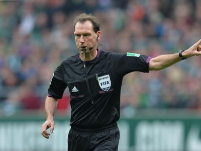 Florian Meyer ist seit 2002 FIFA-Schiedsrichter Florian Meyer ist seit 2002 FIFA-Schiedsrichter