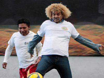 Kolumbiens Fußball-Idol Carlos Valderrama (r) will für Frieden in seinem Land sorgen