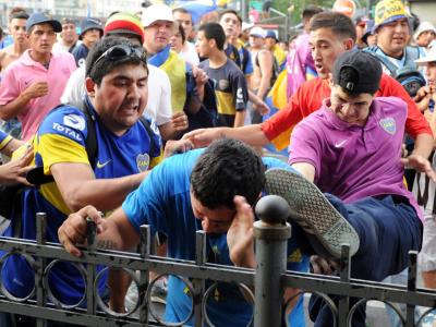 Fans von den Boca Juniors prügelten sich auch mit Zivilfahndern