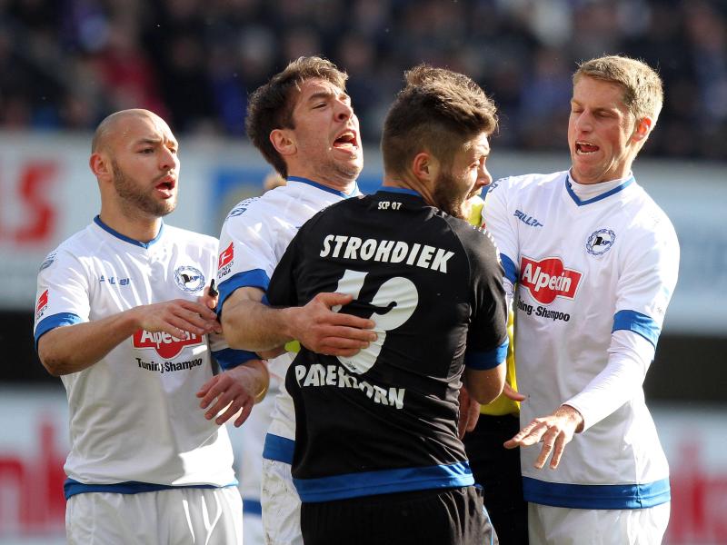 Patrick Schönfeld (2.v.l.) sah im Ostwestfalenderby wegen einer Tätlichkeit die Rote Karte Patrick Schönfeld (2.v.l.) sah im Ostwestfalenderby wegen einer Tätlichkeit die Rote Karte