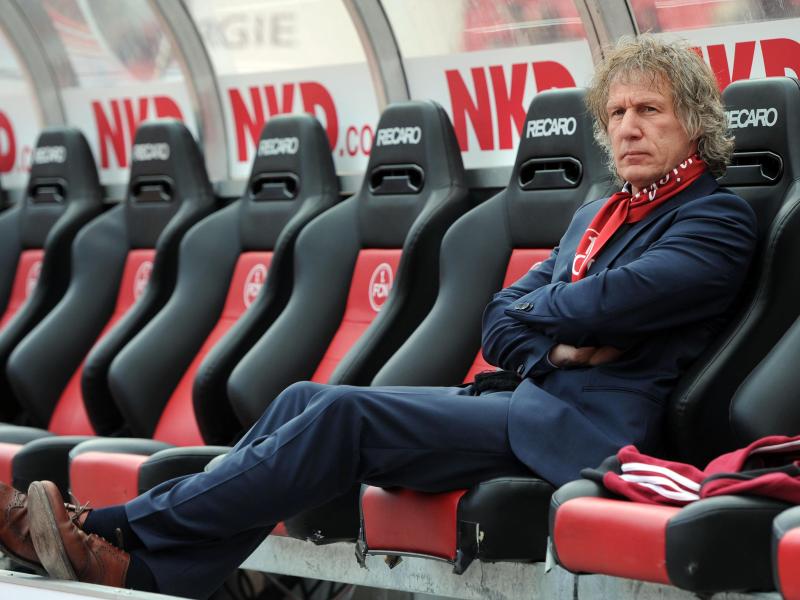 Nürnbergs Trainer Gertjan Verbeek sitzt mit strengem Blick auf der Bank