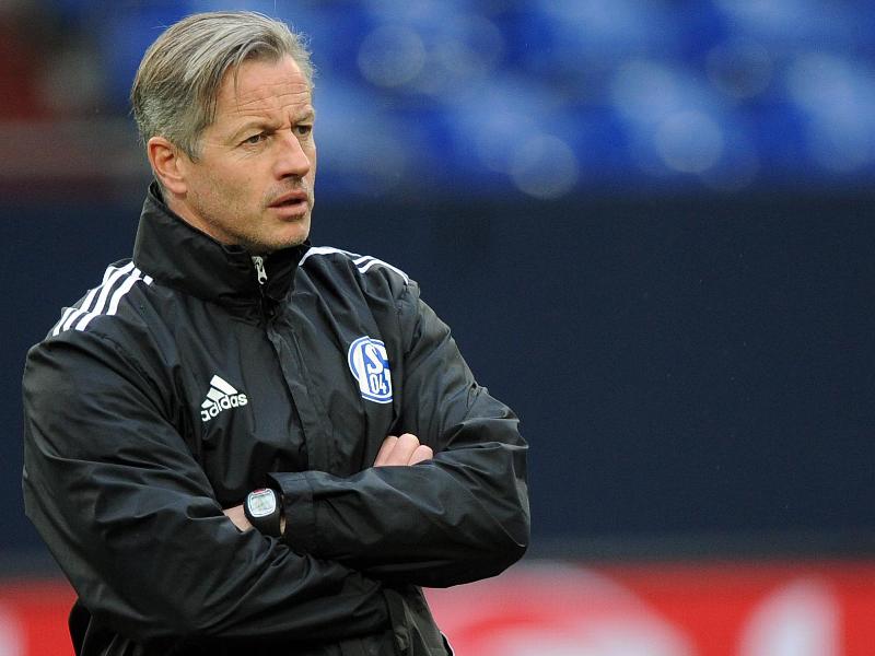 Schalkes Trainer Jens Keller verfolgt in Gelsenkirchen das Training seiner Mannschaft. Foto: Marius Becker Schalkes Trainer Jens Keller verfolgt in Gelsenkirchen das Training seiner Mannschaft. Foto: Marius Becker