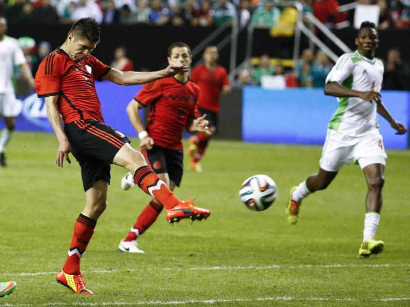 Mexikos Oribe Peralta (l.) zieht gegen Nigeria ab